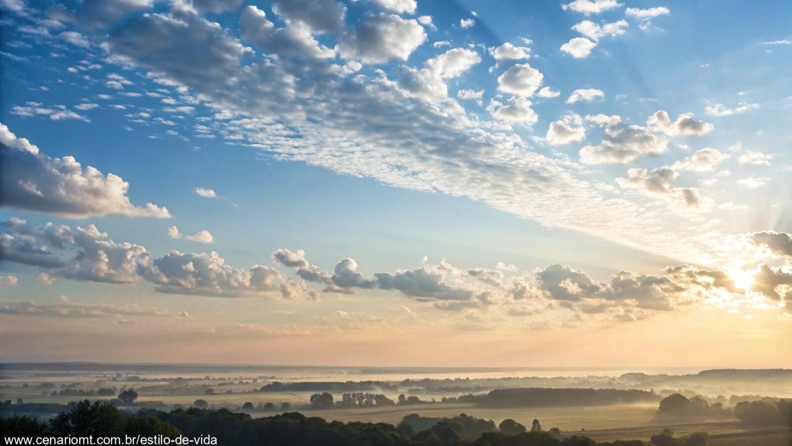 Imagem de uma manhã serena com céu claro e nuvens suaves, simbolizando uma mensagem de esperança e fé para uma quinta-feira abençoada.