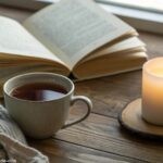 Paisagem tranquila ao amanhecer com uma Bíblia aberta sobre uma mesa de madeira, café quente e flores brancas, transmitindo paz e reflexão para a quinta-feira.