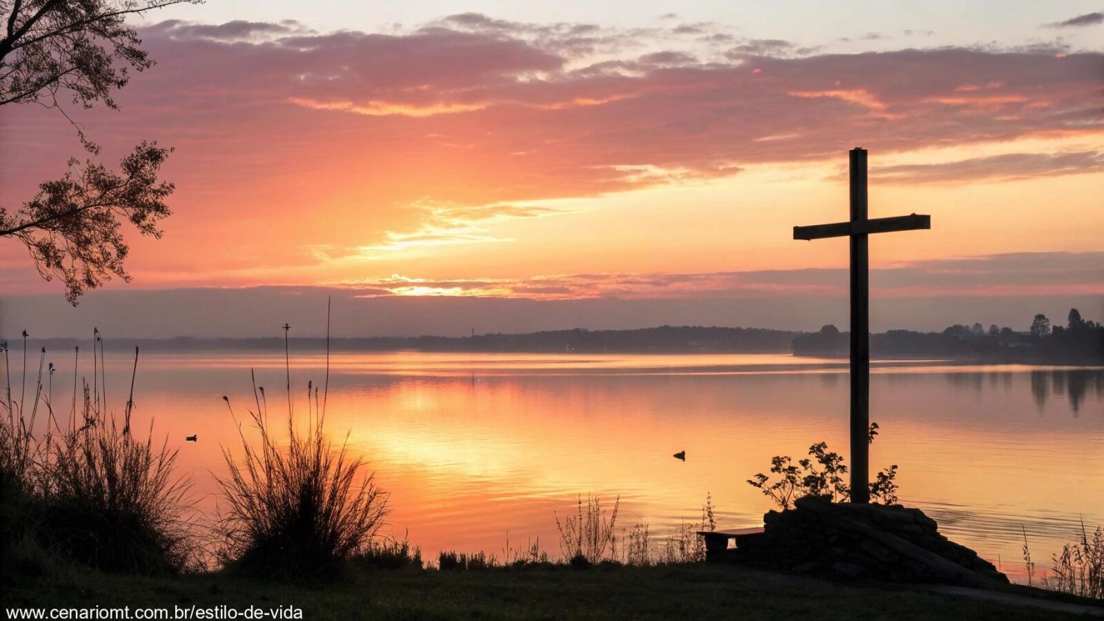 Nascer do sol sereno sobre um lago calmo com uma silhueta de cruz em primeiro plano, envolto em luz dourada suave e uma atmosfera pacífica