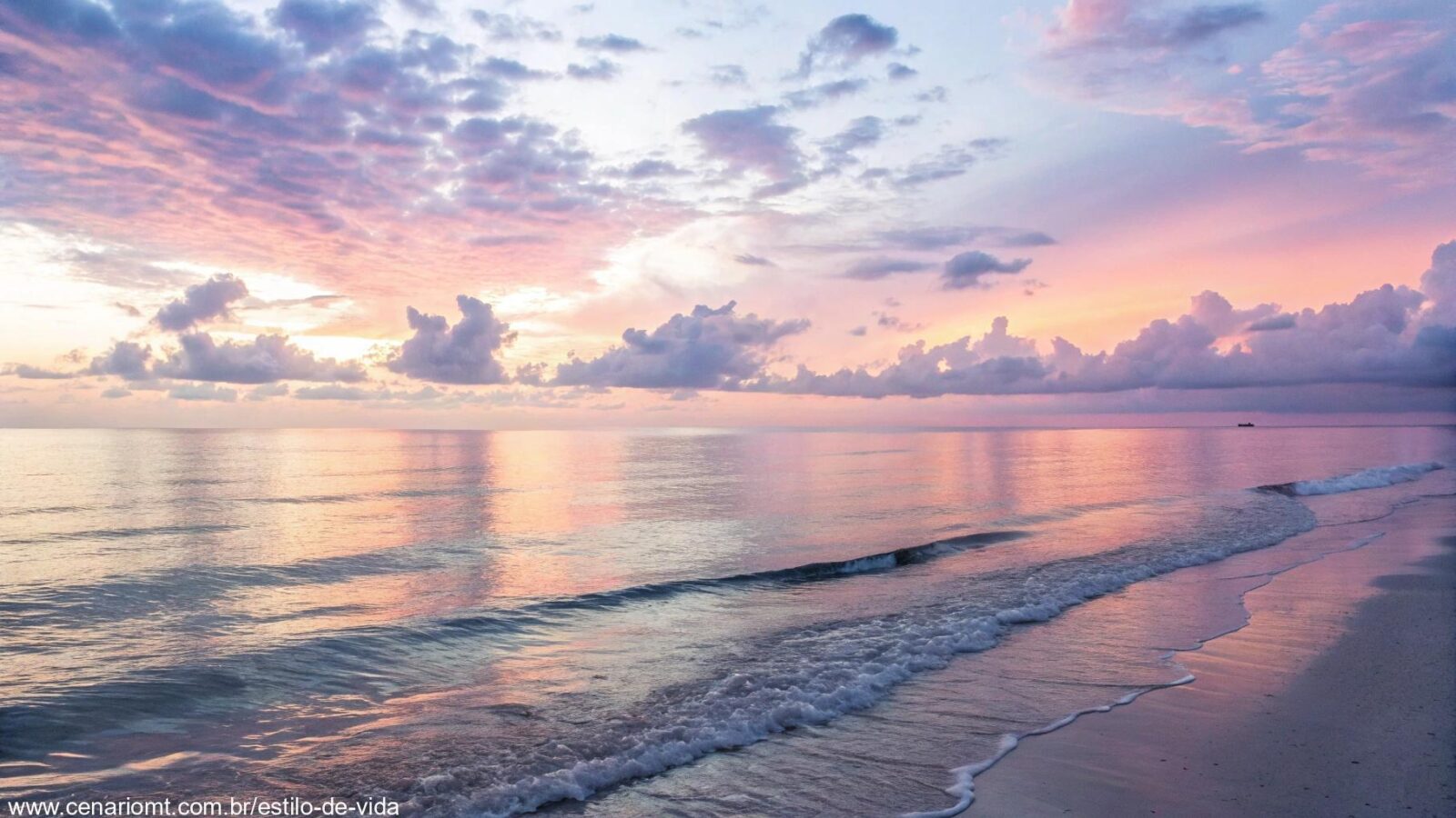Amanhecer pacífico sobre um oceano calmo, com cores suaves no céu, simbolizando esperança e serenidade para uma manhã abençoada de sexta-feira.