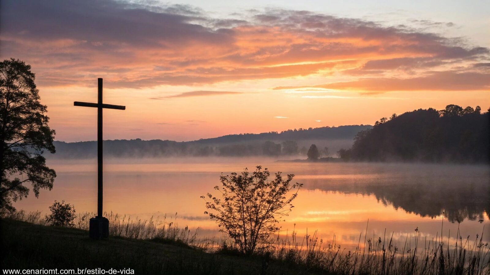 Nascer do sol sereno sobre um lago calmo com uma silhueta de uma cruz em primeiro plano, cercado por luz suave e neblina