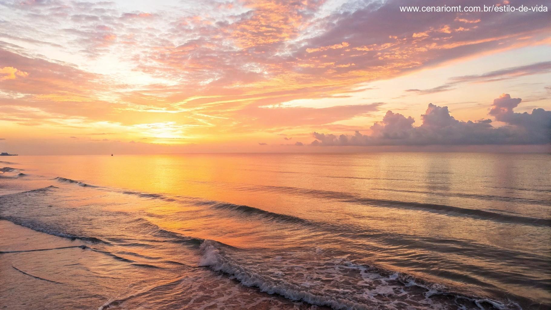 Uma imagem serena de um amanhecer suave sobre o mar calmo.