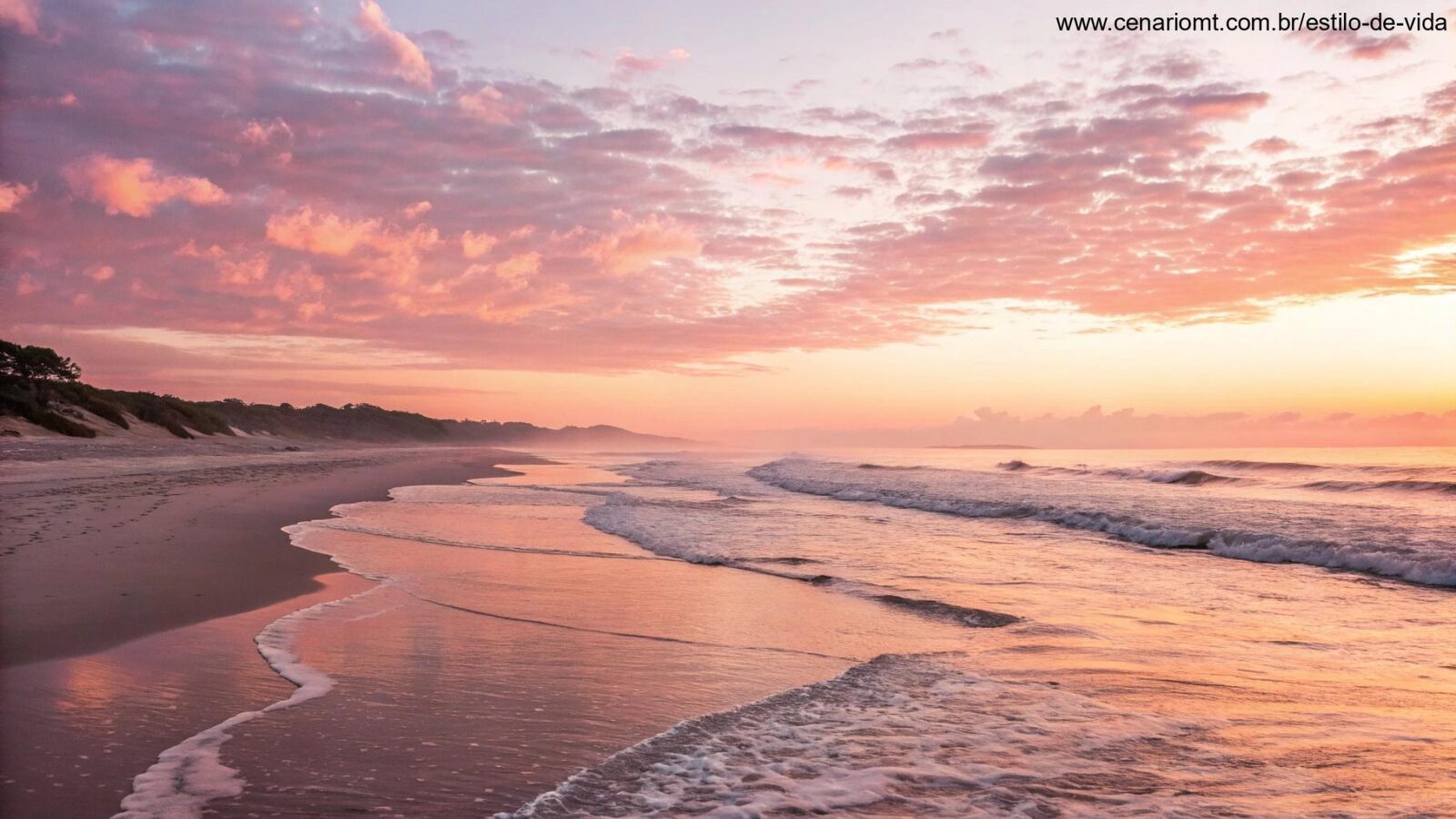 Uma imagem tranquila de um amanhecer sobre uma praia calma, com cores suaves e ondas suaves ao fundo, evocando uma sensação serena e esperançosa para a manhã de sexta-feira.