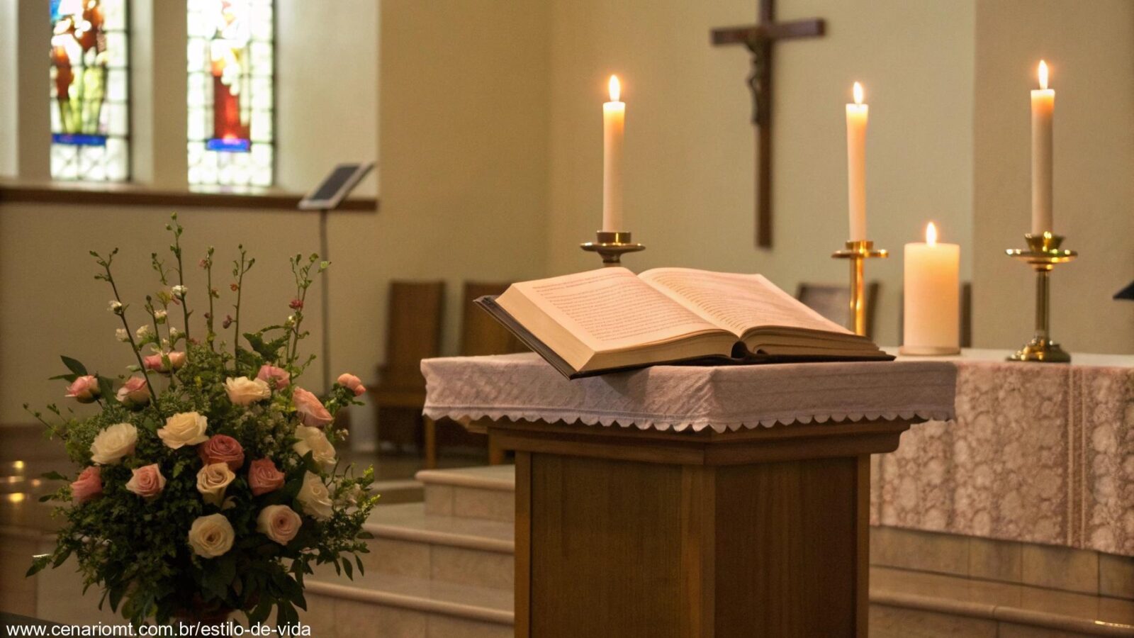 Altar de igreja sereno e tranquilo com uma Bíblia aberta, rodeada por velas e flores.