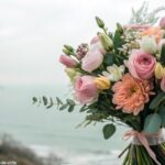 Imagem tranquila simbolizando o Dia da Mulher, com um buquê de flores em cores suaves e luz suave