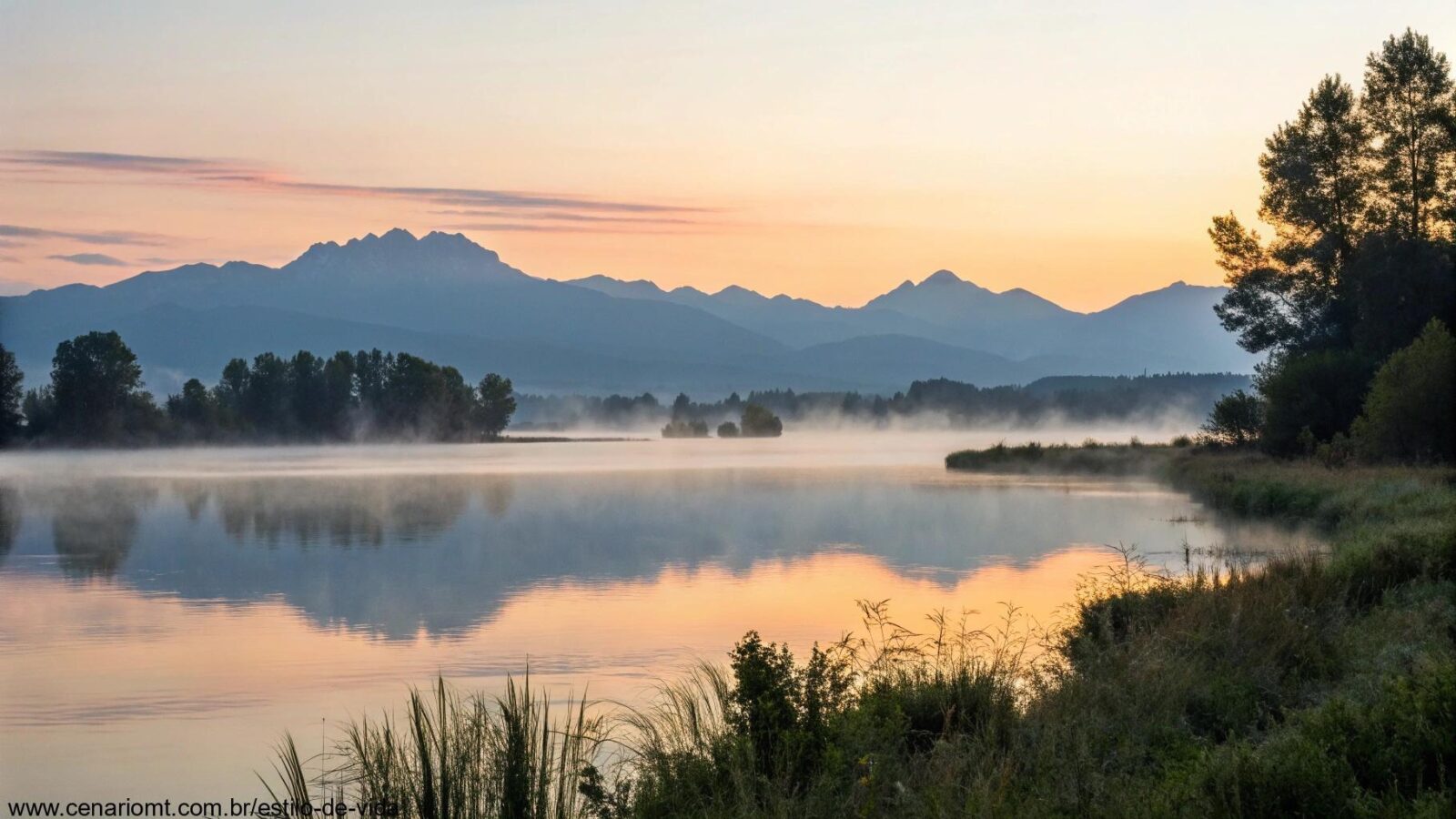 Uma imagem de um amanhecer tranquilo sobre um lago calmo, com névoa suave na água e montanhas ao fundo, representando o início de um novo dia e a oportunidade para sabedoria.
