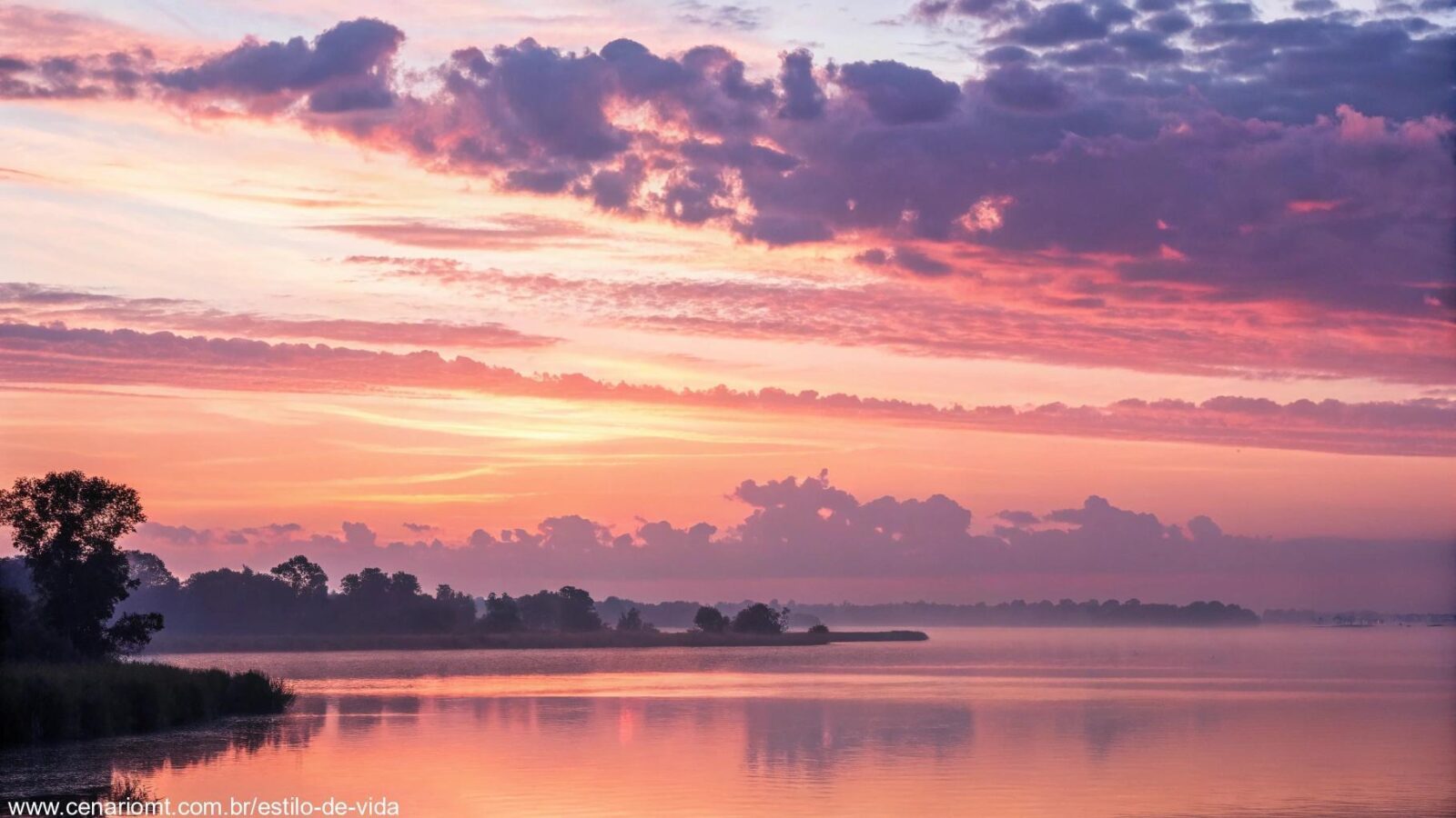 Imagem calma de um amanhecer com cores suaves no céu, simbolizando o início de um novo dia e uma reflexão para sexta-feira, 14 de março de 2025.