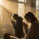 Grupo religioso em oração em uma manhã de domingo iluminada pelo sol.