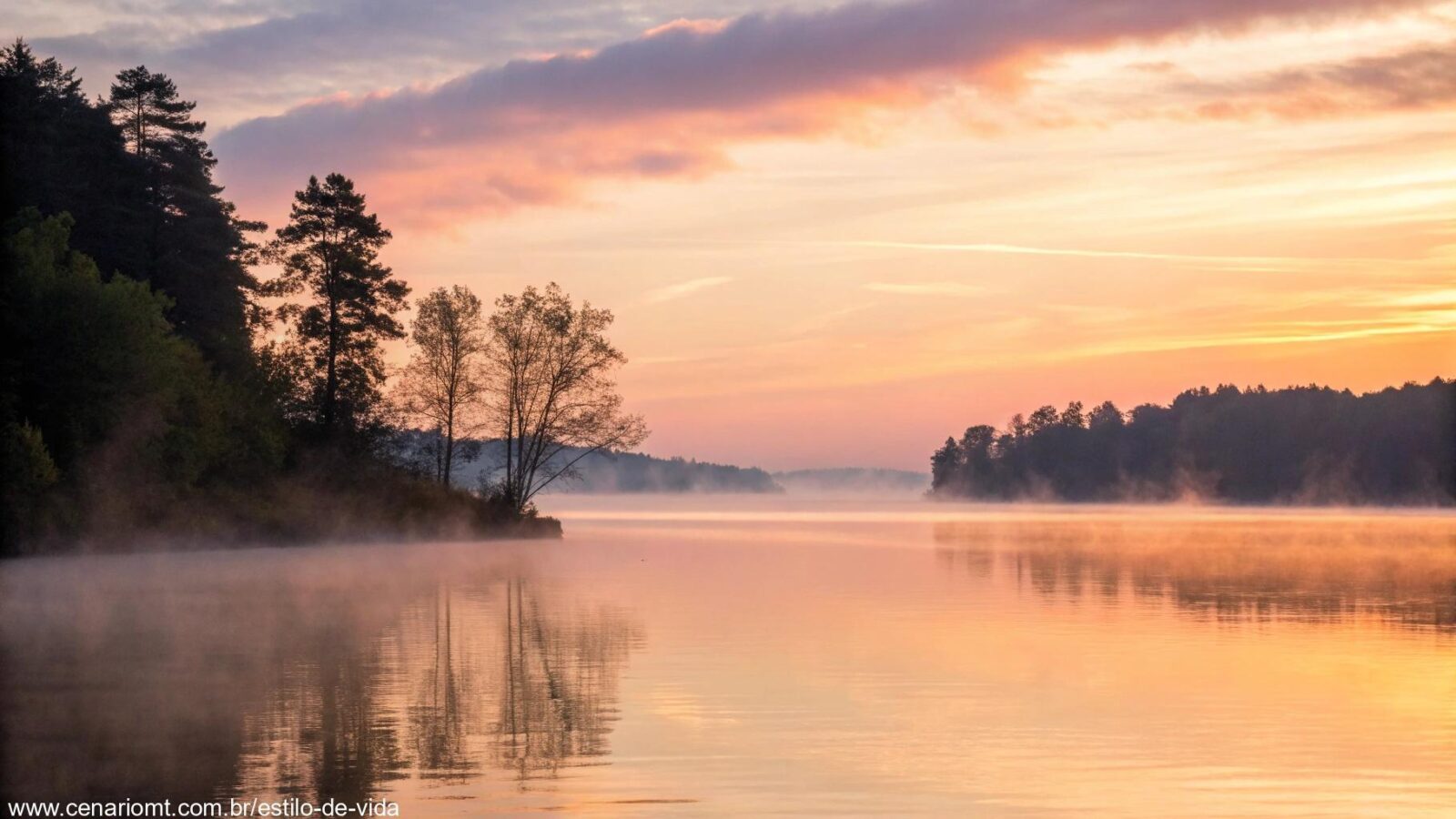 Nascer do sol tranquilo sobre um lago calmo, com luz dourada suave refletindo na água e uma névoa delicada criando um ambiente inspirador para a manhã de segunda-feira.