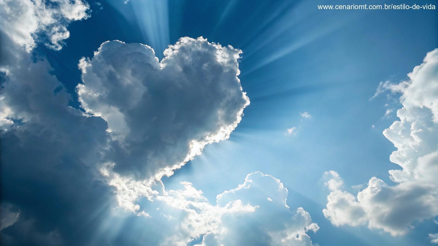 Nuvem em forma de coração no céu azul, simbolizando amor e esperança.