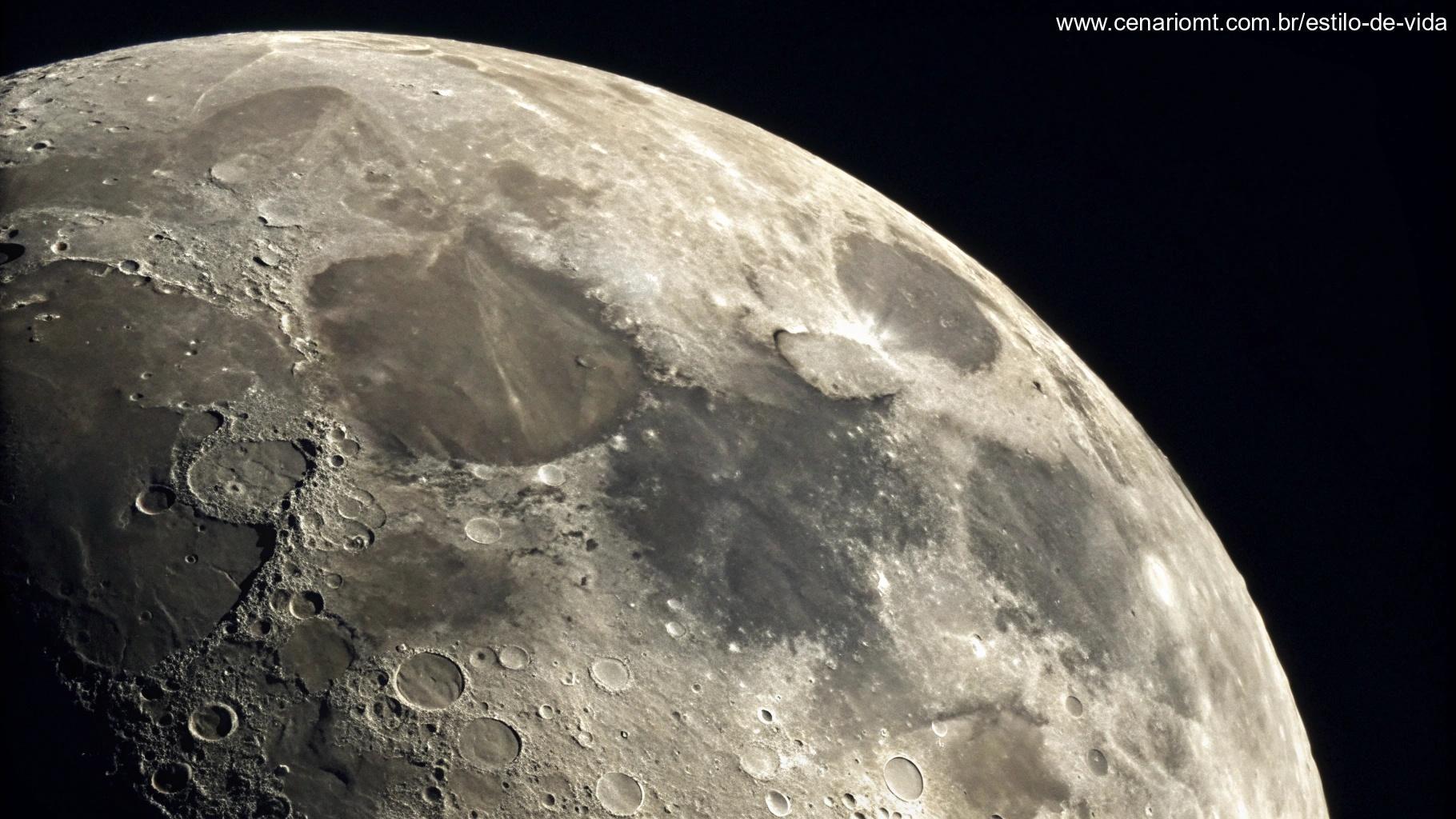 Detalhe da superfície da Lua na fase Gibosa Crescente, com crateras visíveis.