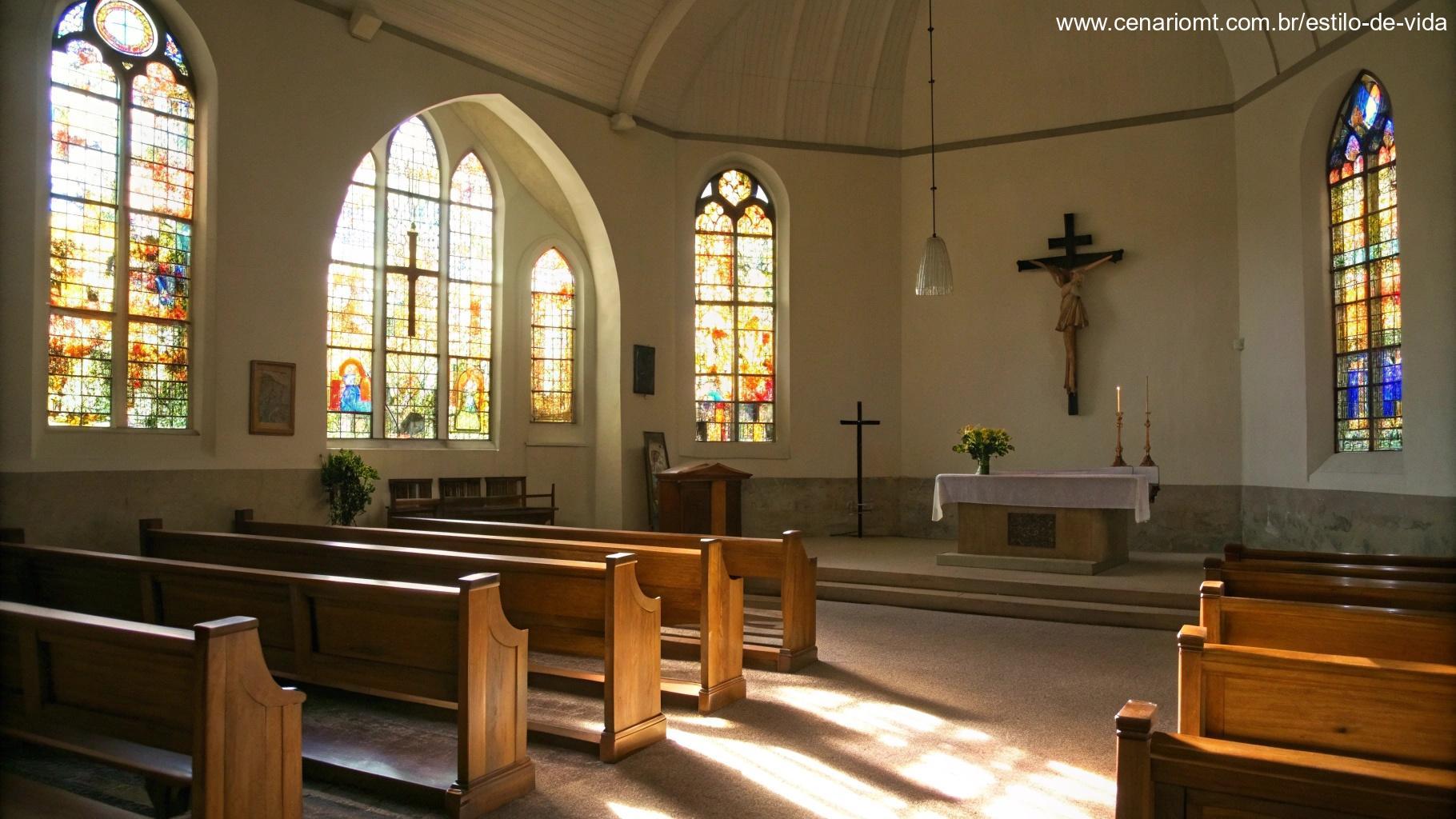 Interior silencioso de uma igreja com bancos de madeira, vitrais coloridos e um altar simples com uma cruz