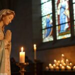 Imagem de uma sessão de oração com luz suave, iluminando uma figura de Santa Luzia, com um ambiente tranquilo e velas acesas.