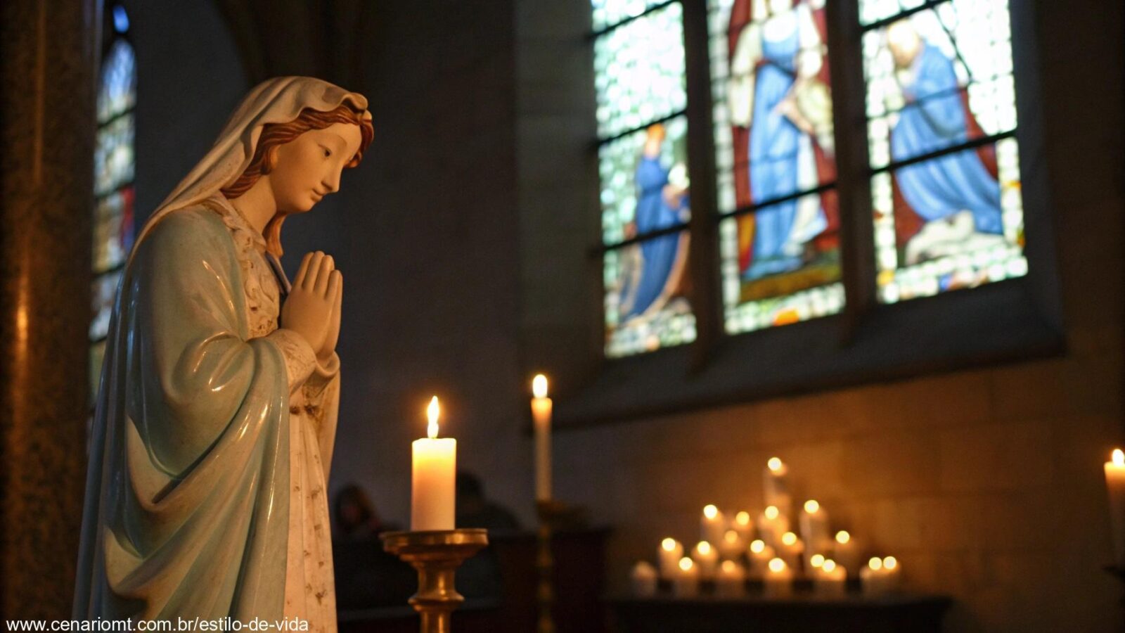 Imagem de uma sessão de oração com luz suave, iluminando uma figura de Santa Luzia, com um ambiente tranquilo e velas acesas.