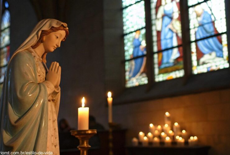 Imagem de uma sessão de oração com luz suave, iluminando uma figura de Santa Luzia, com um ambiente tranquilo e velas acesas.