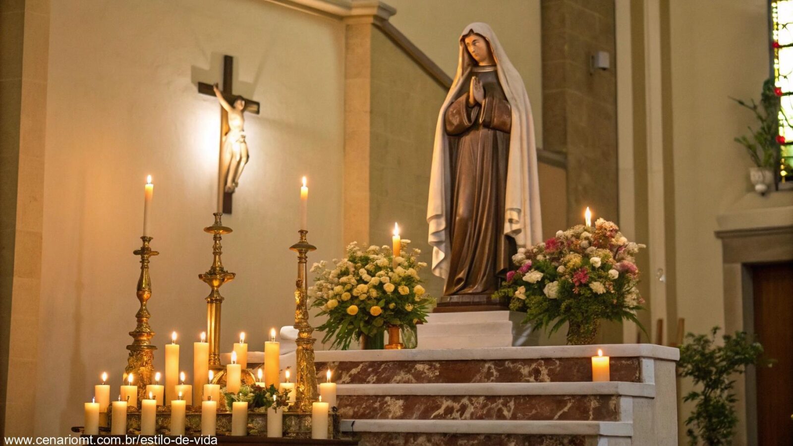 Imagem de um altar de igreja com uma estátua de Santa Rita de Cássia, rodeada por velas e flores.