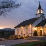 Igreja serena e pacífica com luz suave, refletindo a atmosfera de devoção e oração, ideal para uma meditação sobre a fé.