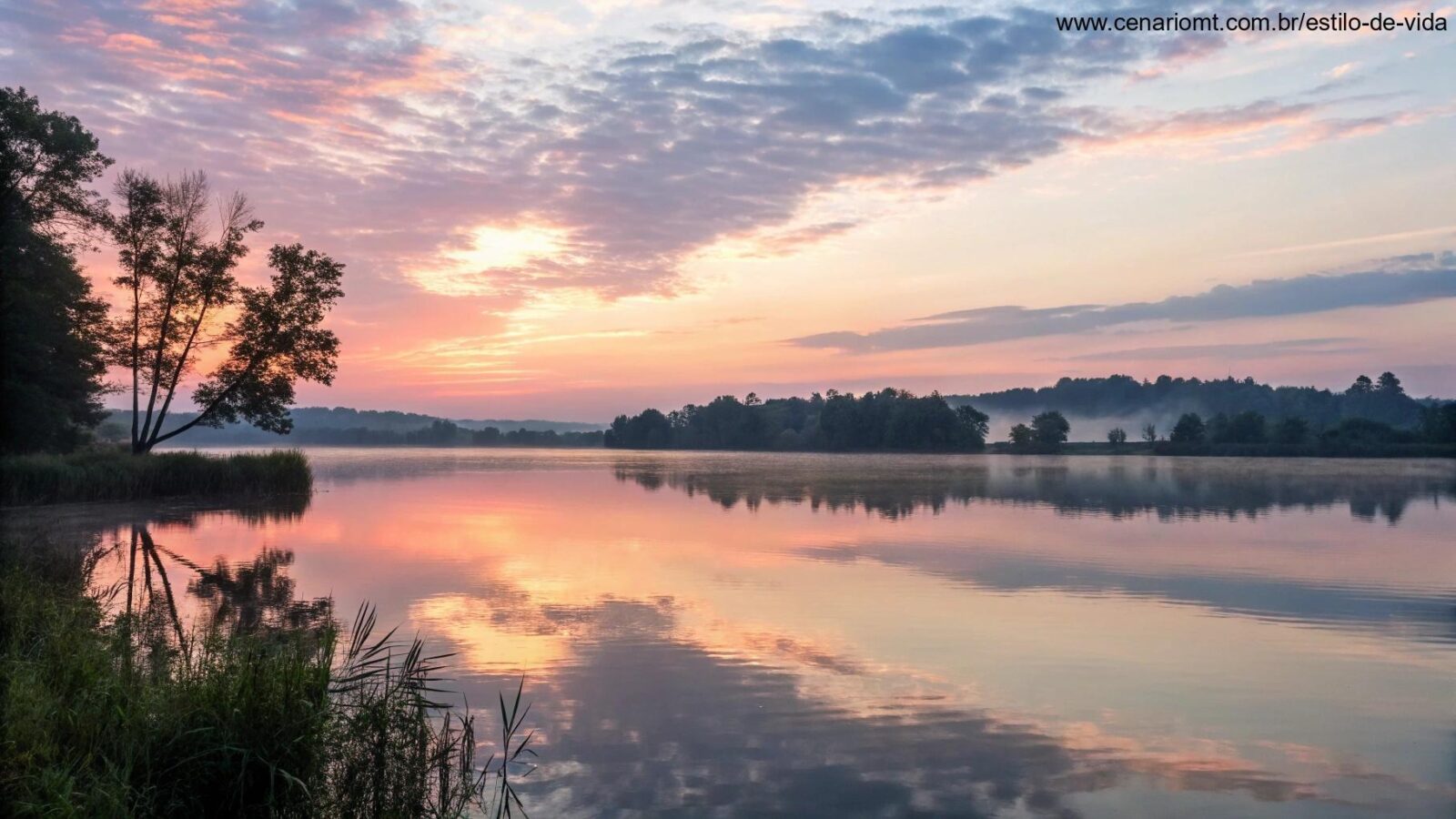 Imagem serena de um amanhecer sobre um lago calmo, simbolizando reflexão e fé.