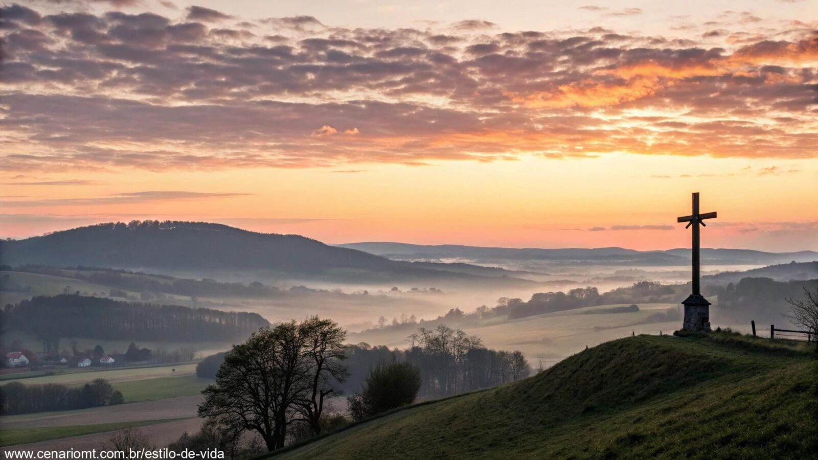 Imagem serena de um amanhecer no campo com nuvens suaves e uma silhueta de cruz no topo de uma colina, evocando paz e espiritualidade para um momento de oração católica e evangélica.
