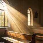 Imagem serena de uma manhã com luz dourada entrando por uma janela de igreja.