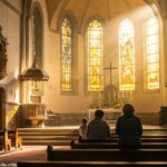 Cena serena de uma igreja com luz filtrando pelas janelas de vitral, iluminando suavemente o altar, com um pequeno grupo de pessoas em oração, refletindo sobre sua fé.