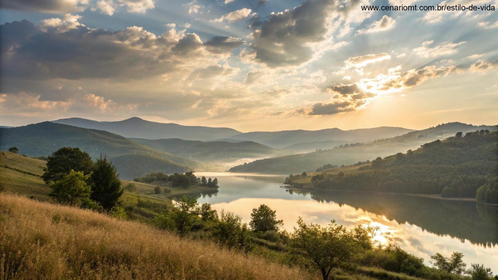 Paisagem tranquila com luz suave da manhã, colinas onduladas e um lago calmo refletindo o sol.