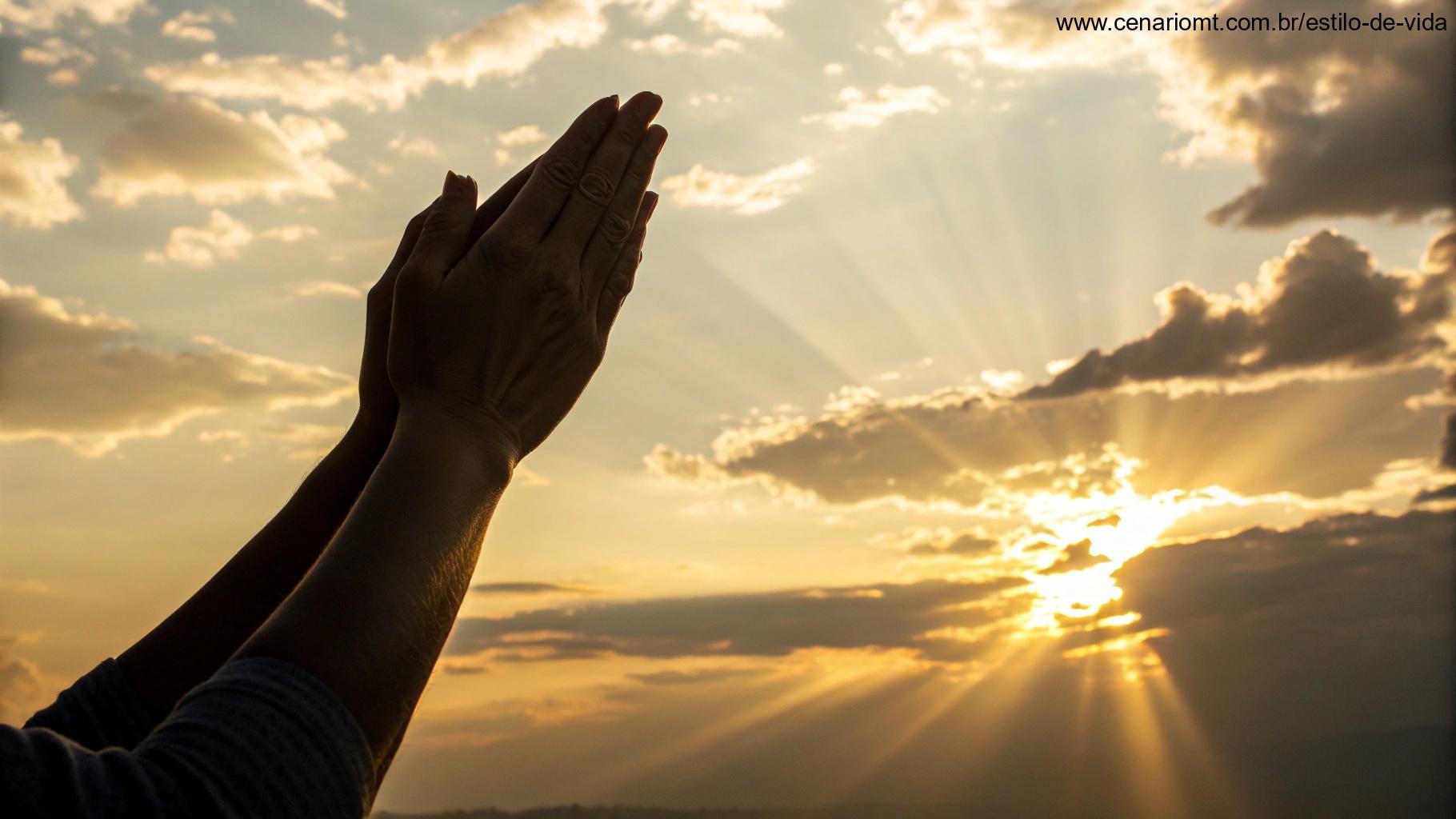 Mãos unidas em oração contra o fundo de um pôr do sol dourado, com raios de luz atravessando as nuvens, simbolizando esperança e fé