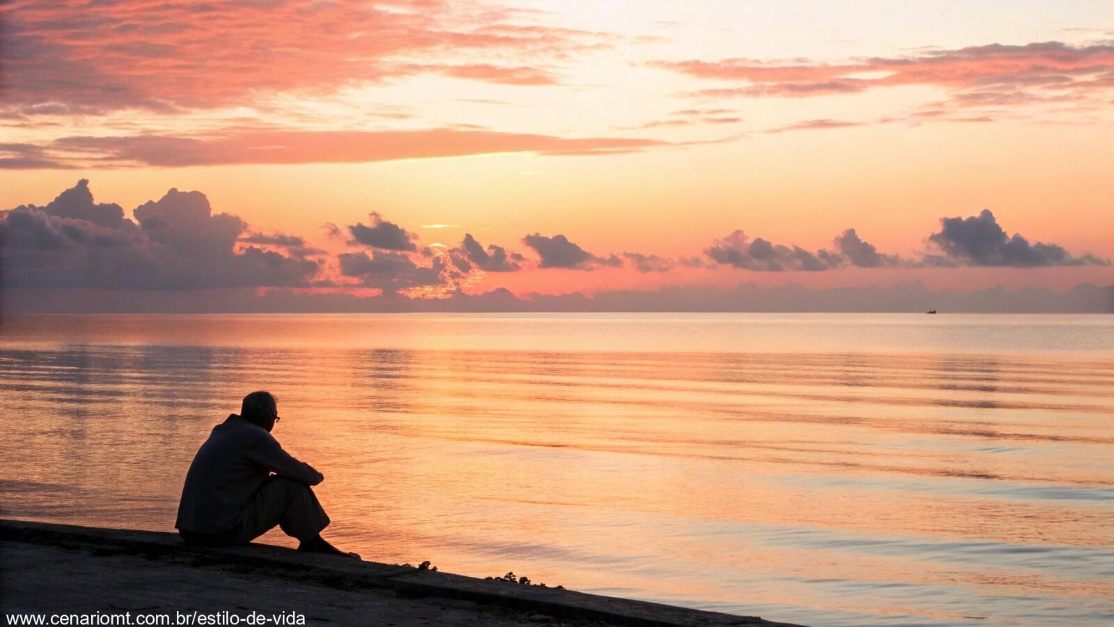 Imagem de um amanhecer tranquilo sobre o oceano, simbolizando reflexão e oração no domingo de manhã.
