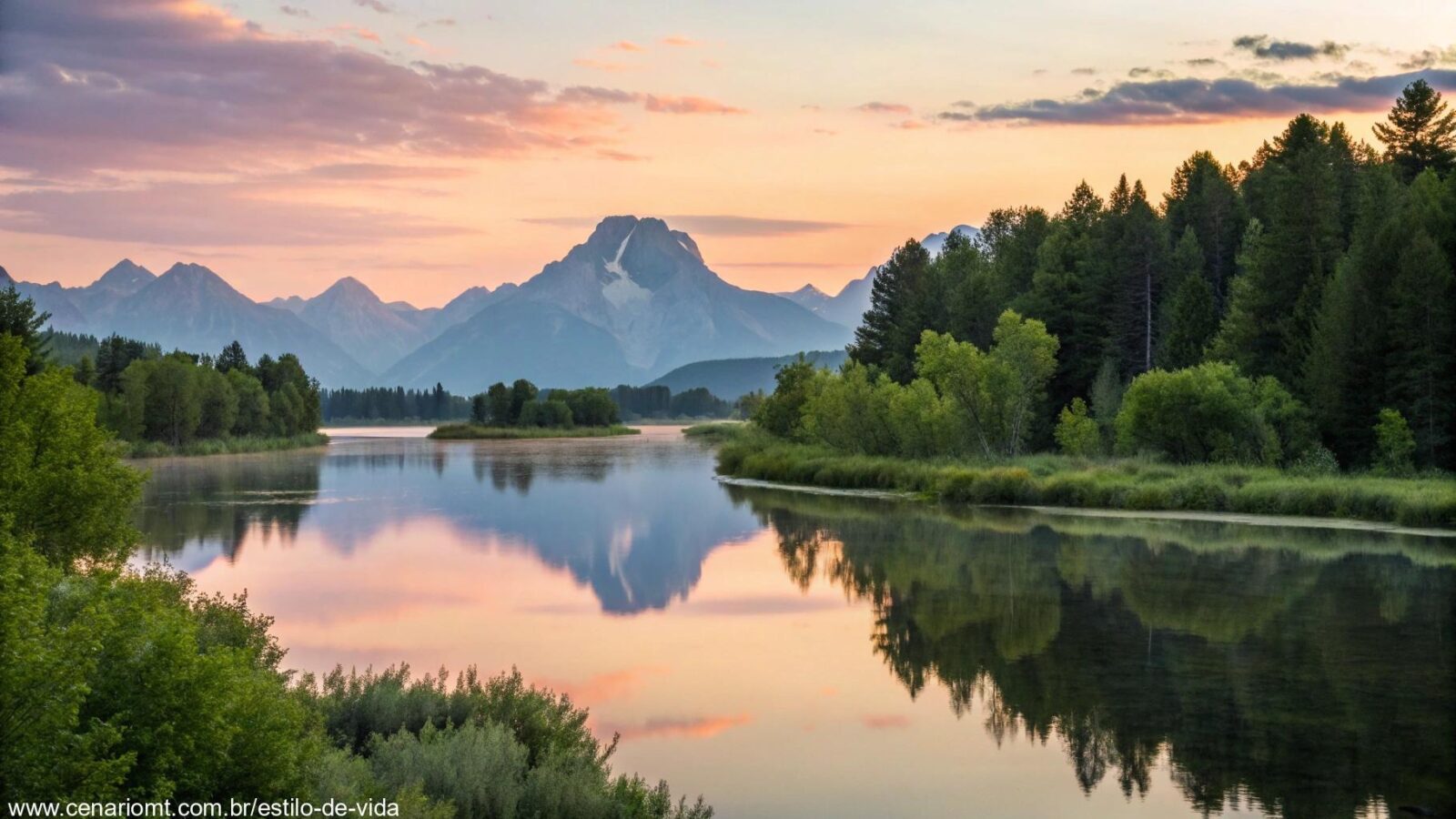 Paisagem serena ao nascer do sol com um lago calmo refletindo as cores suaves do céu, cercado por árvores verdes exuberantes e montanhas distantes