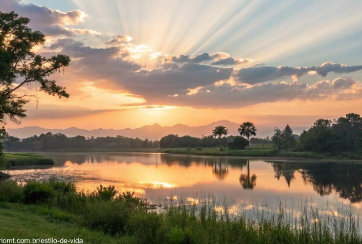 Paisagem tranquila com um amanhecer ao fundo, luz suave iluminando o céu, e a natureza serena ao redor de um lago calmo, simbolizando reflexão e oração.