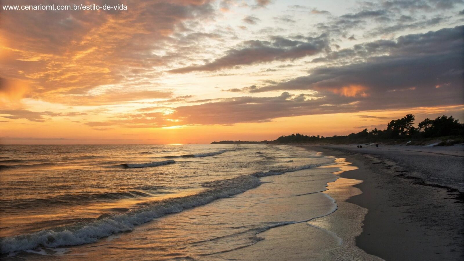 Imagem de um pôr do sol tranquilo em uma praia calma