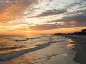 Imagem de um pôr do sol tranquilo em uma praia calma
