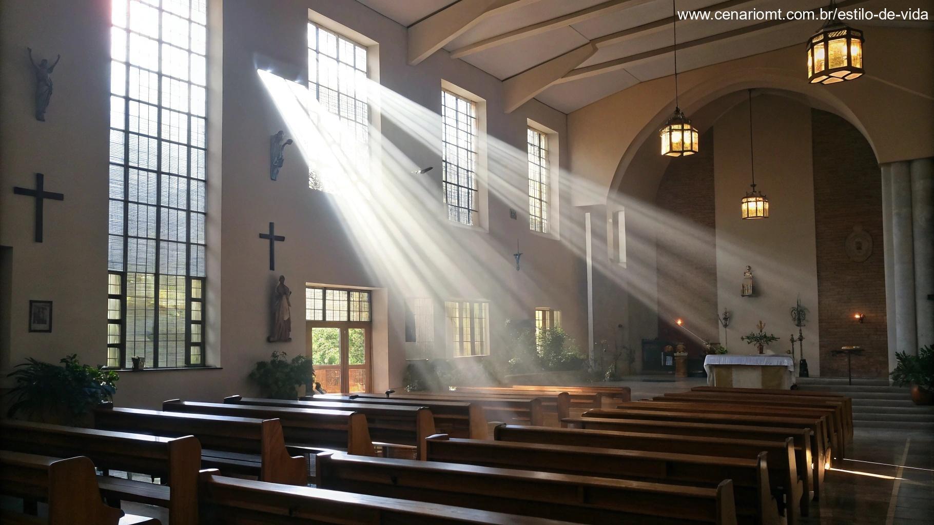 Igreja pacífica com raios de luz atravessando suas janelas, representando reflexão, oração e fé.