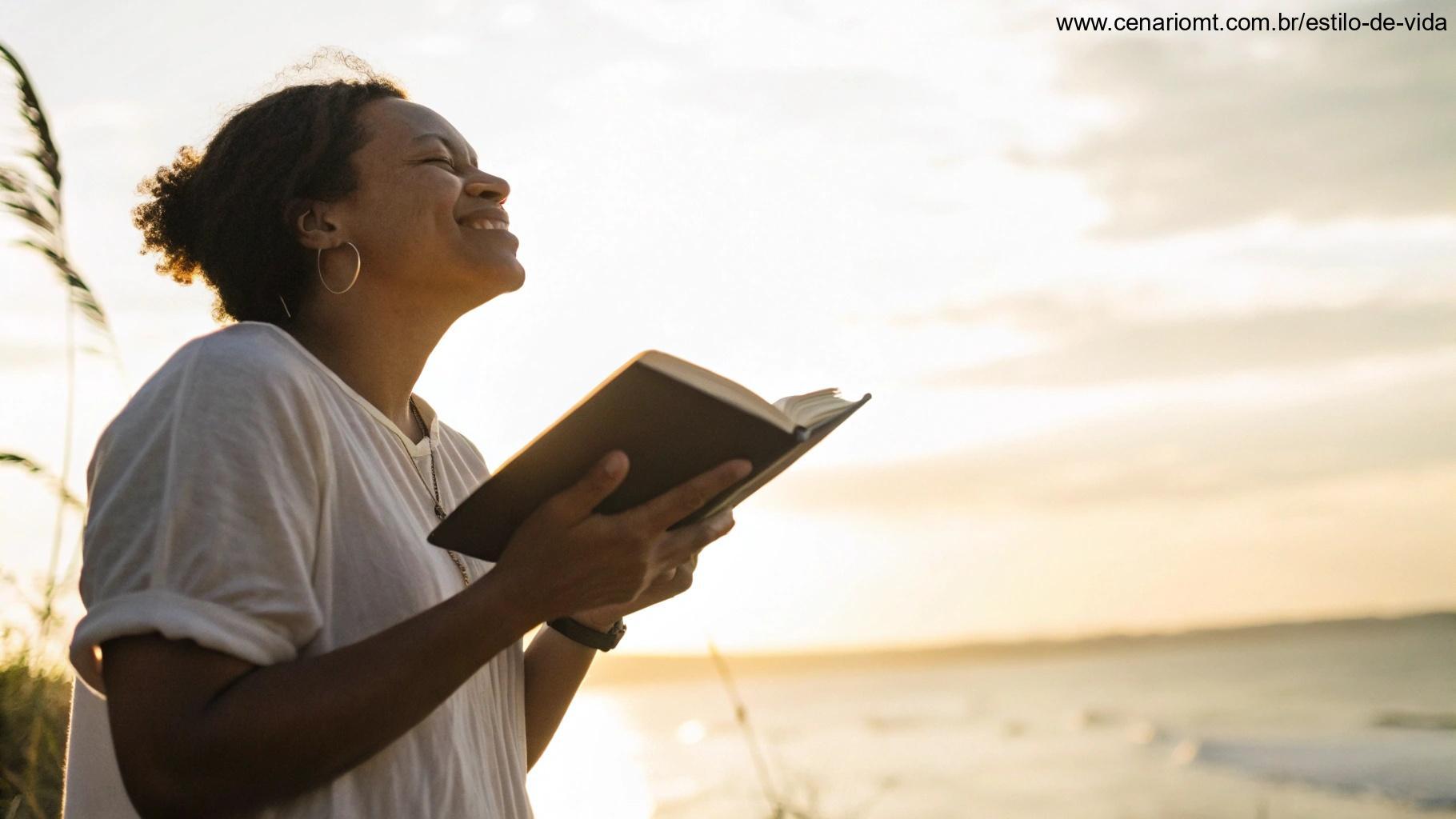 Pessoa segurando uma Bíblia com uma expressão calma e esperançosa, com um fundo brilhante e inspirador, simbolizando reflexão e positividade no início da semana.