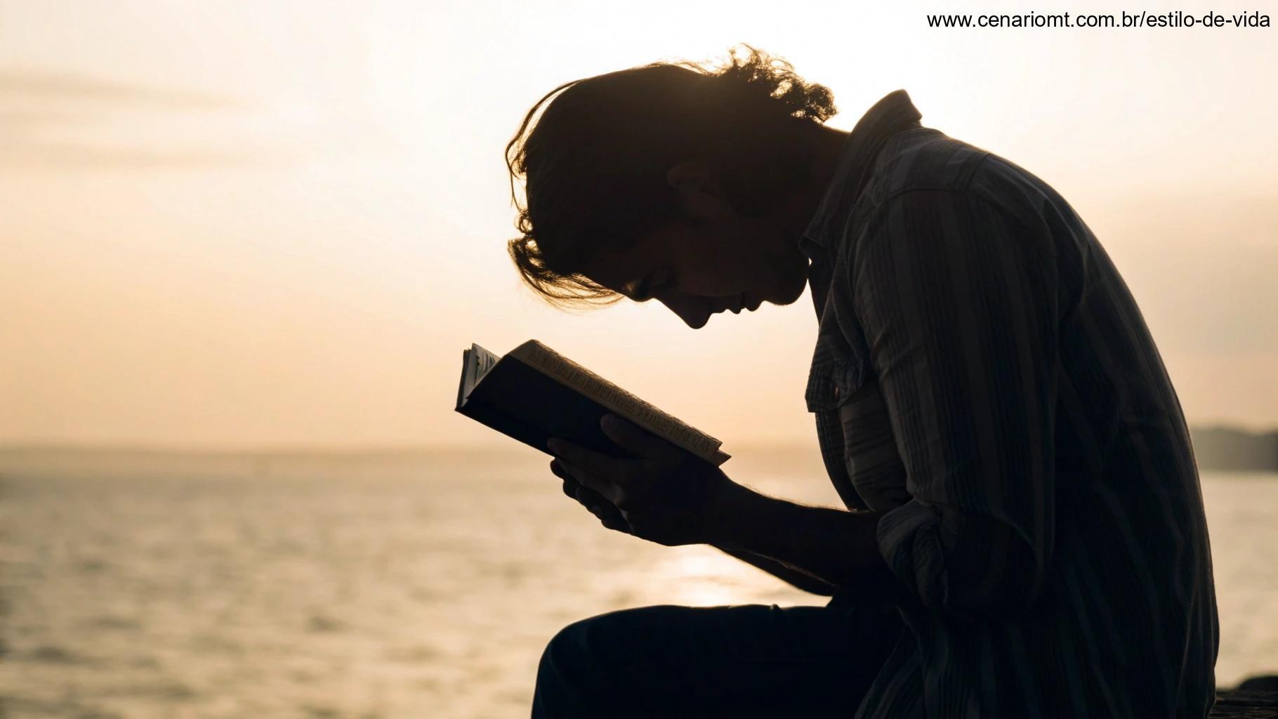 Pessoa em oração profunda, segurando uma bíblia, cercada por luz suave e quente, simbolizando um momento de reflexão durante o serviço litúrgico.
