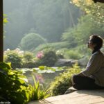 Pessoa sentada em um ambiente tranquilo, refletindo sobre um versículo bíblico para o dia, com luz natural suave ao redor, simbolizando calma e contemplação em uma manhã de segunda-feira.