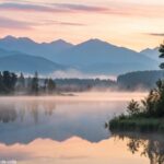 Reflexão e tranquilidade na natureza ao amanhecer.