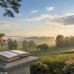 Paisagem serena ao nascer do sol com um livro aberto em um pedestal de pedra, cercado por flores desabrochando e luz suave filtrando pelas árvores