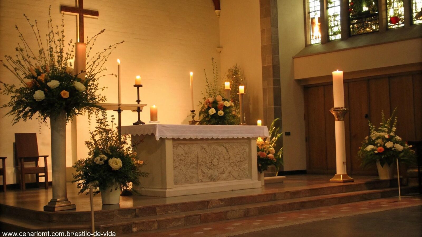Cena pacífica de um altar de igreja, com velas acesas e flores, representando a reflexão do 'Santo do Dia: Domingo 09 03 2025 - Liturgia e Reflexão'.