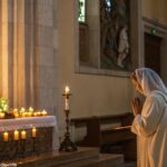 Cena tranquila de um santo orando em um ambiente sereno de igreja, com luz suave iluminando a figura, rodeada por velas e símbolos religiosos.