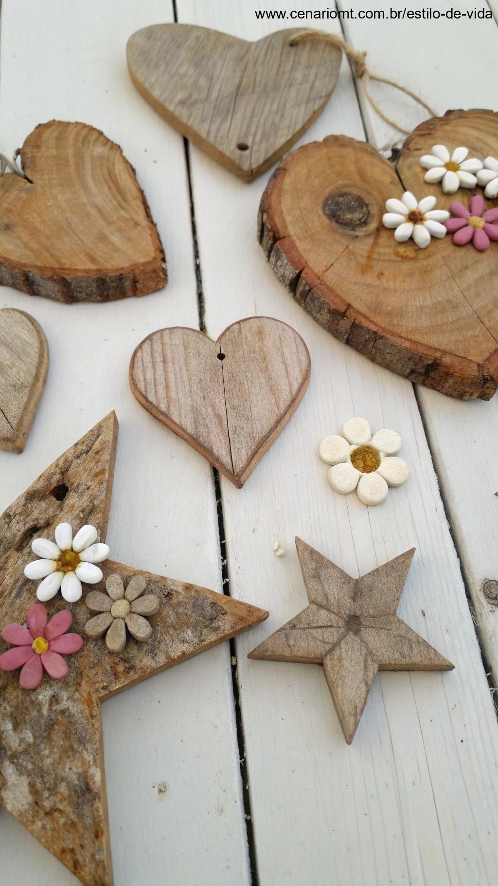 Usando madeira para criar formas decorativas no jardim.