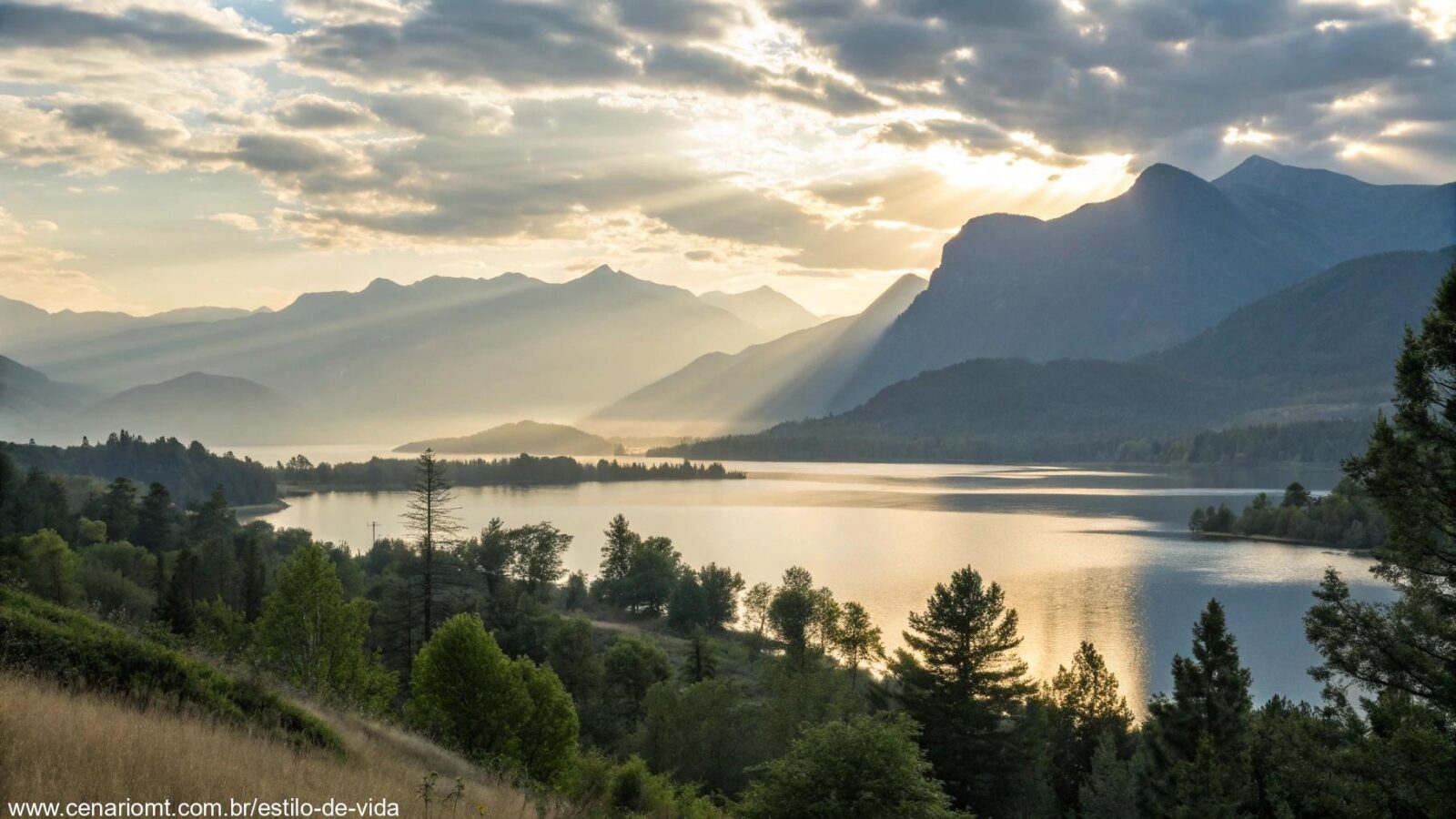 Paisagem serena com um nascer do sol sobre um lago calmo, cercado por montanhas.