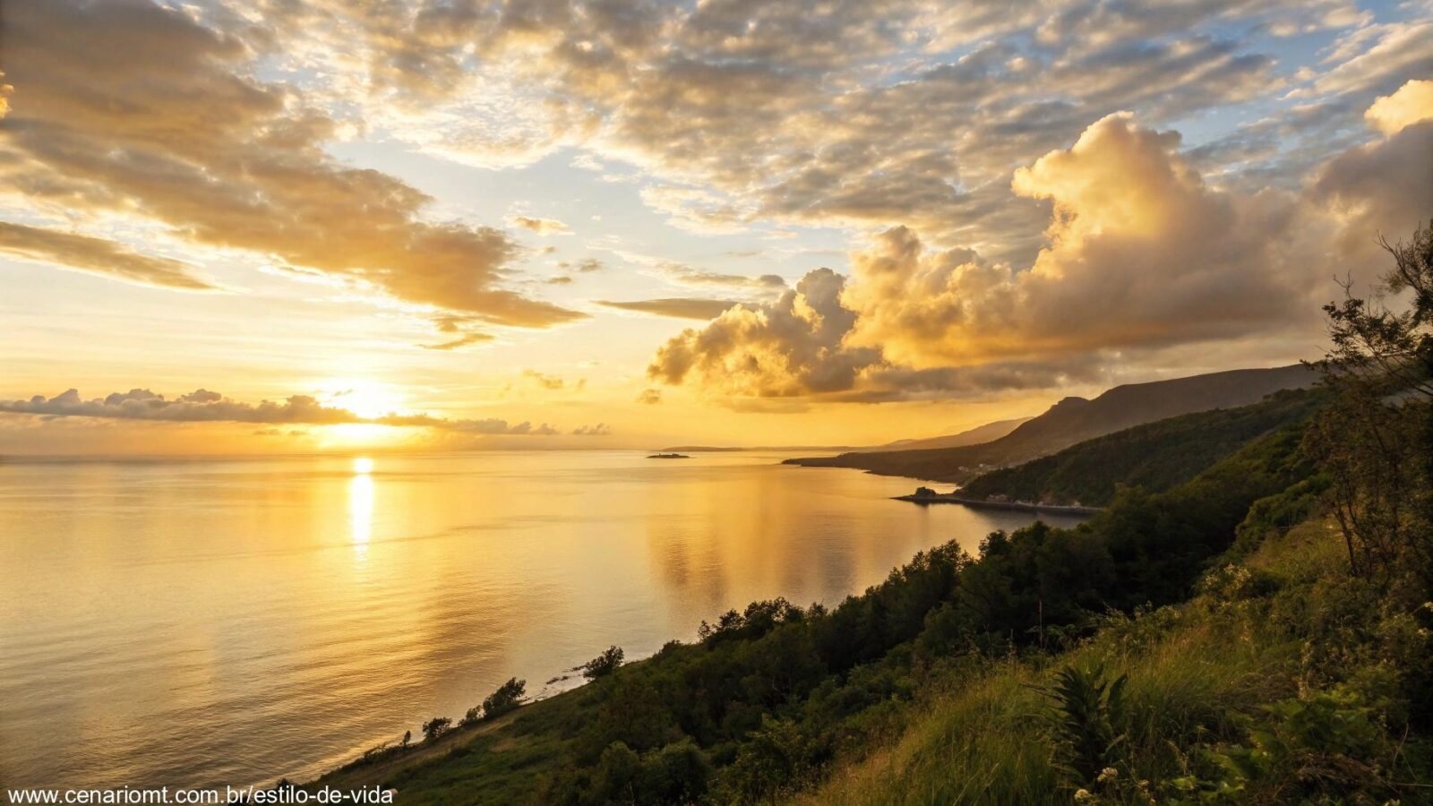 Paisagem serena com um amanhecer dourado sobre o mar calmo, com nuvens suaves no céu, simbolizando a tranquilidade do versículo do dia.