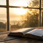 Bíblia aberta ao amanhecer com luz suave entrando pela janela