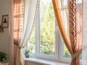 Decorações criativas para janelas com cortinas e tecidos reciclados