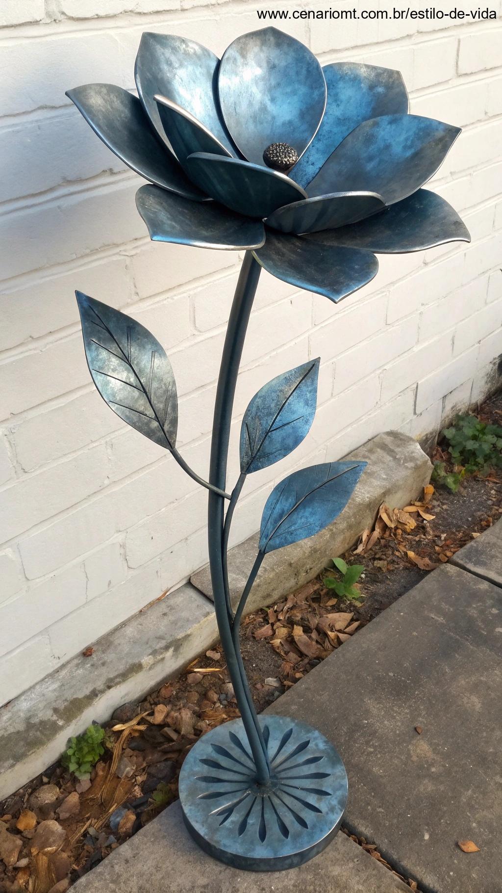 Flor de Aço com pétalas metálicas azul-acinzentadas