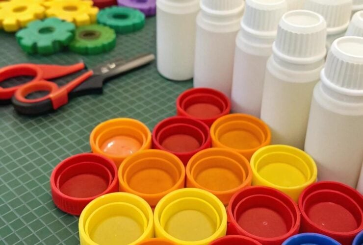 Ideias criativas com tampas de potes coloridas