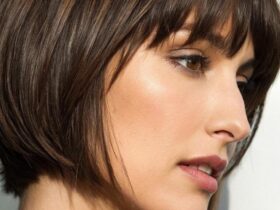 Mulher com corte curto e franja que valoriza o rosto