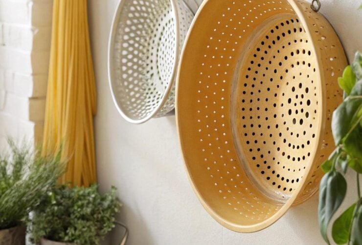 Ideias criativas com escorredores de macarrão transformados em peças de design moderno