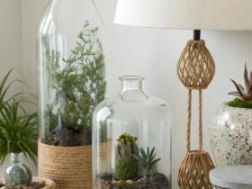 Ideias criativas de decoração com vidros e garrafas, mostrando diversos designs como vasos, luminárias e terrários em um ambiente moderno e minimalista.